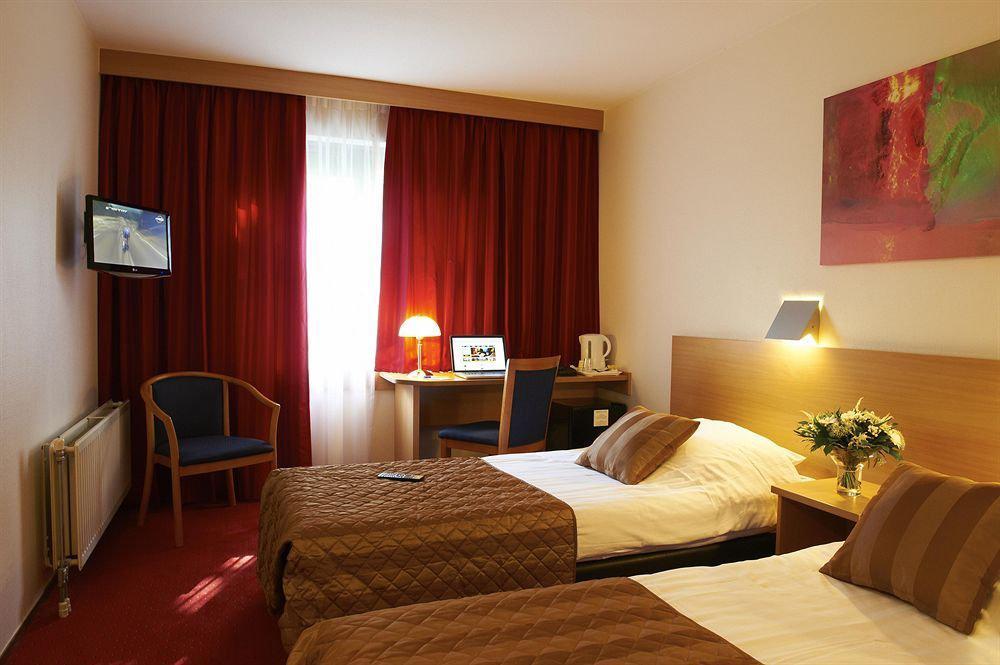 Bastion Schiphol Hotel 3*